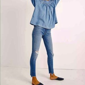 Petite 9” Mid-Rise Skinny Jeans in Frankie Wash: Torn-Knee Edition